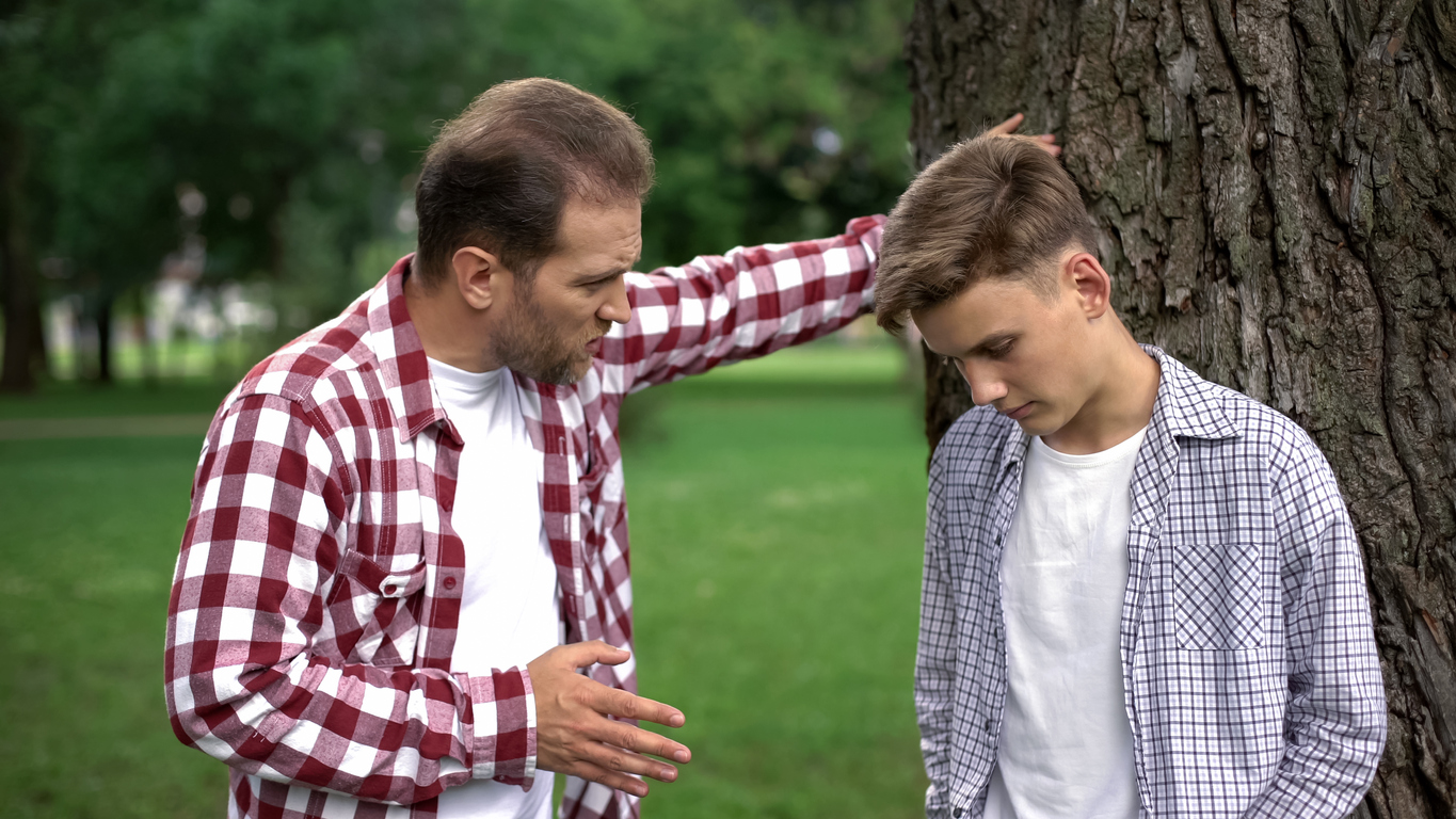 padre habalando con su hijo en el jardín sobre una historia que es mentira