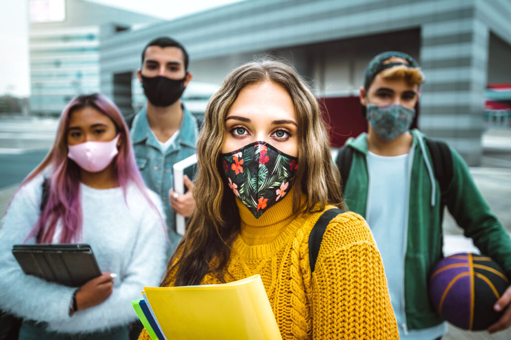 teens in masks pandemic